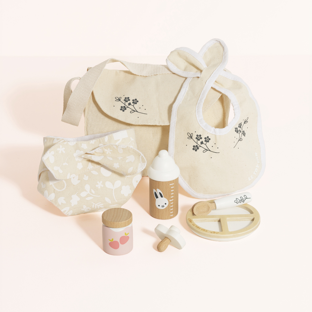 Le Toy Van – Dolls Nursing Kit and Bag – 8pcs
